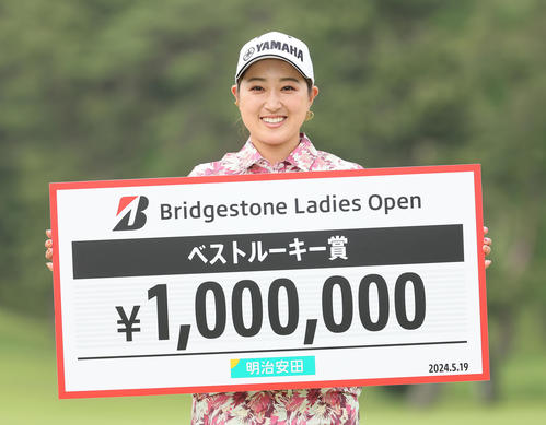 ベストルーキー賞に笑顔を見せる高木優(撮影・足立雅史)