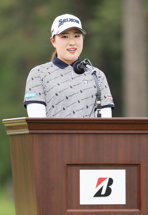 ツアー3勝目を飾り優勝スピーチを行う竹田(撮影・足立雅史)