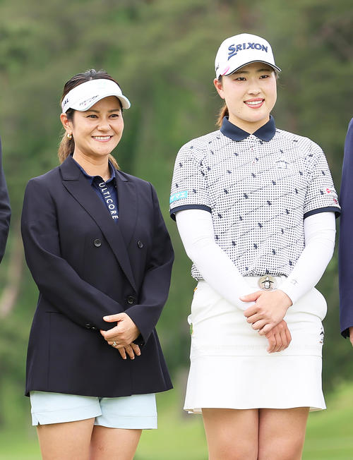 優勝した竹田(右)は宮里さんと笑顔で記念撮影(撮影・足立雅史)
