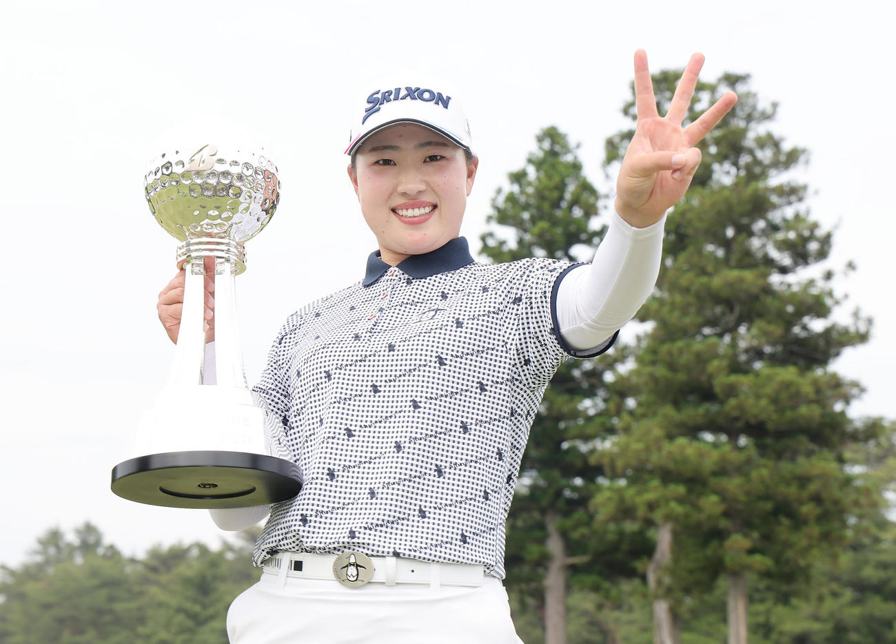 ツアー3勝目を飾り笑顔を見せる竹田（撮影・足立雅史）