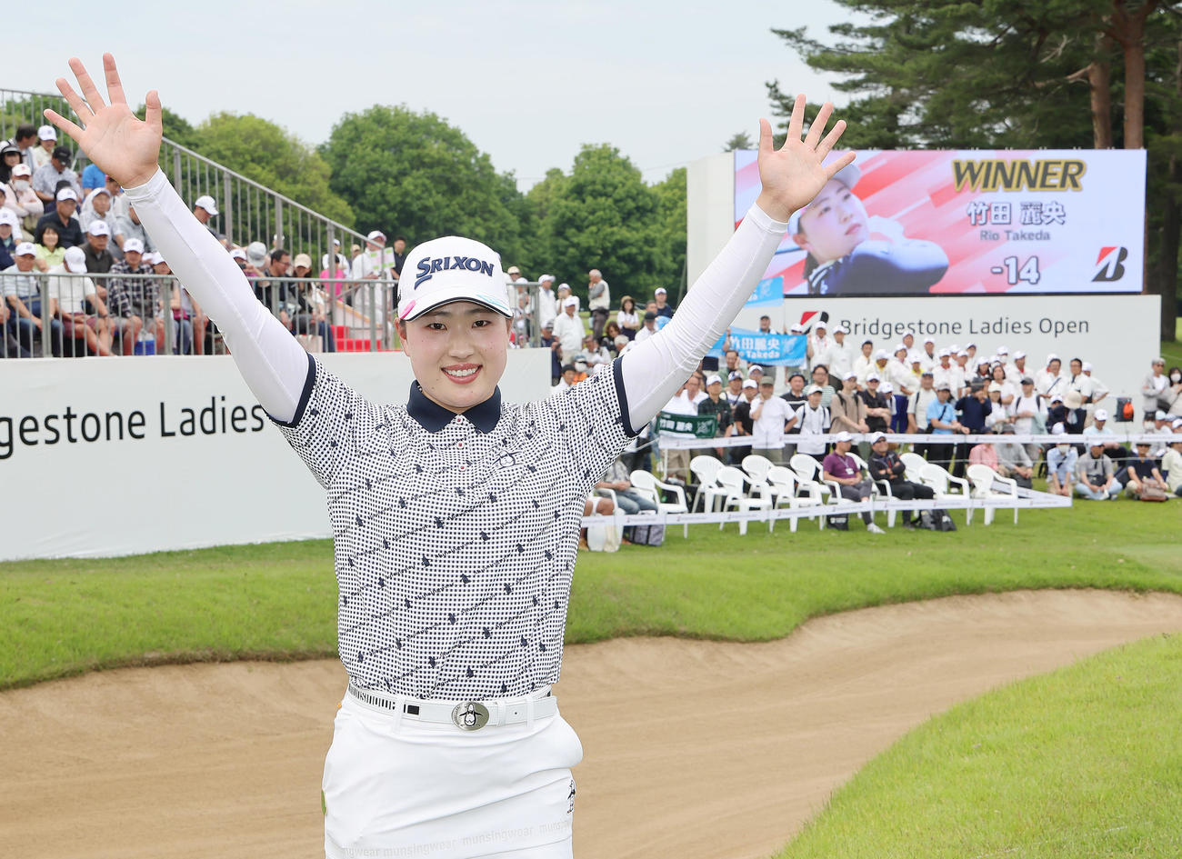 ツアー3勝目を飾り笑顔を見せる竹田（撮影・足立雅史）