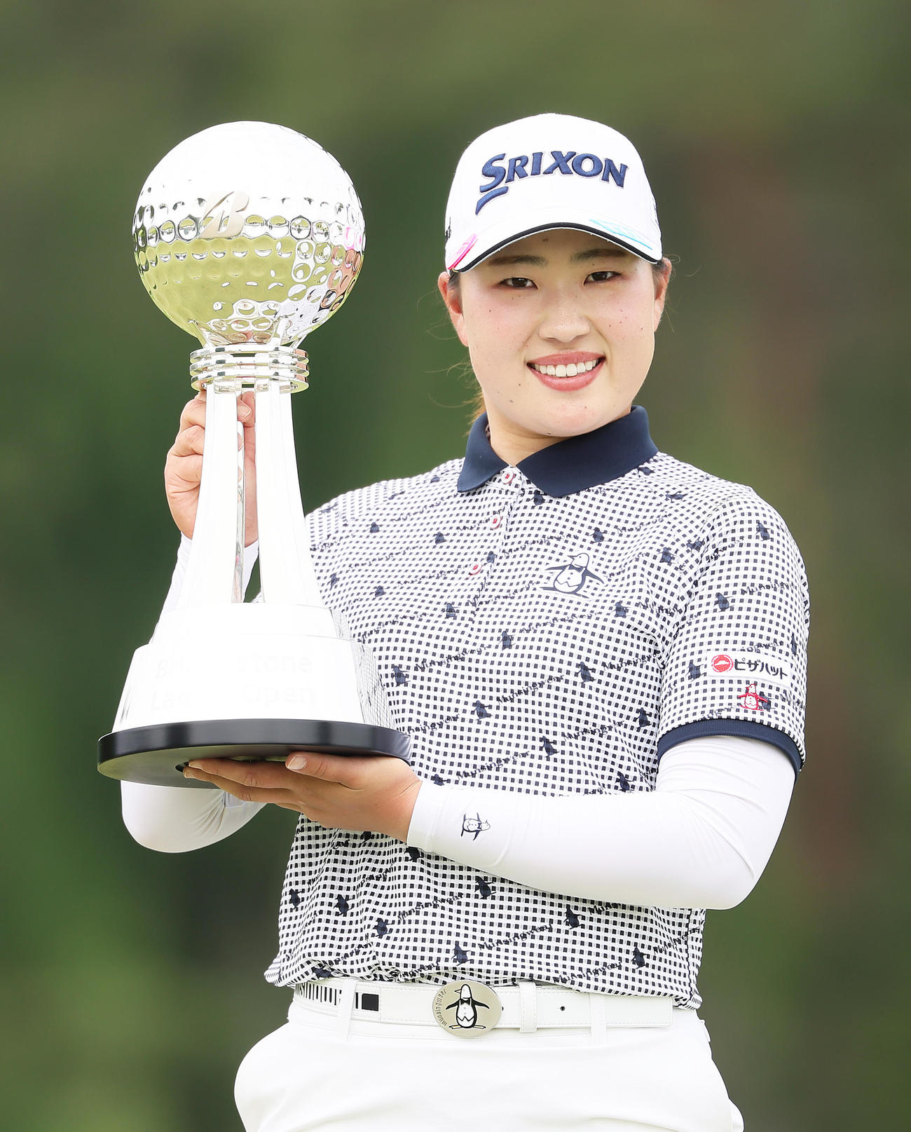 ツアー3勝目を飾り笑顔を見せる竹田（撮影・足立雅史）