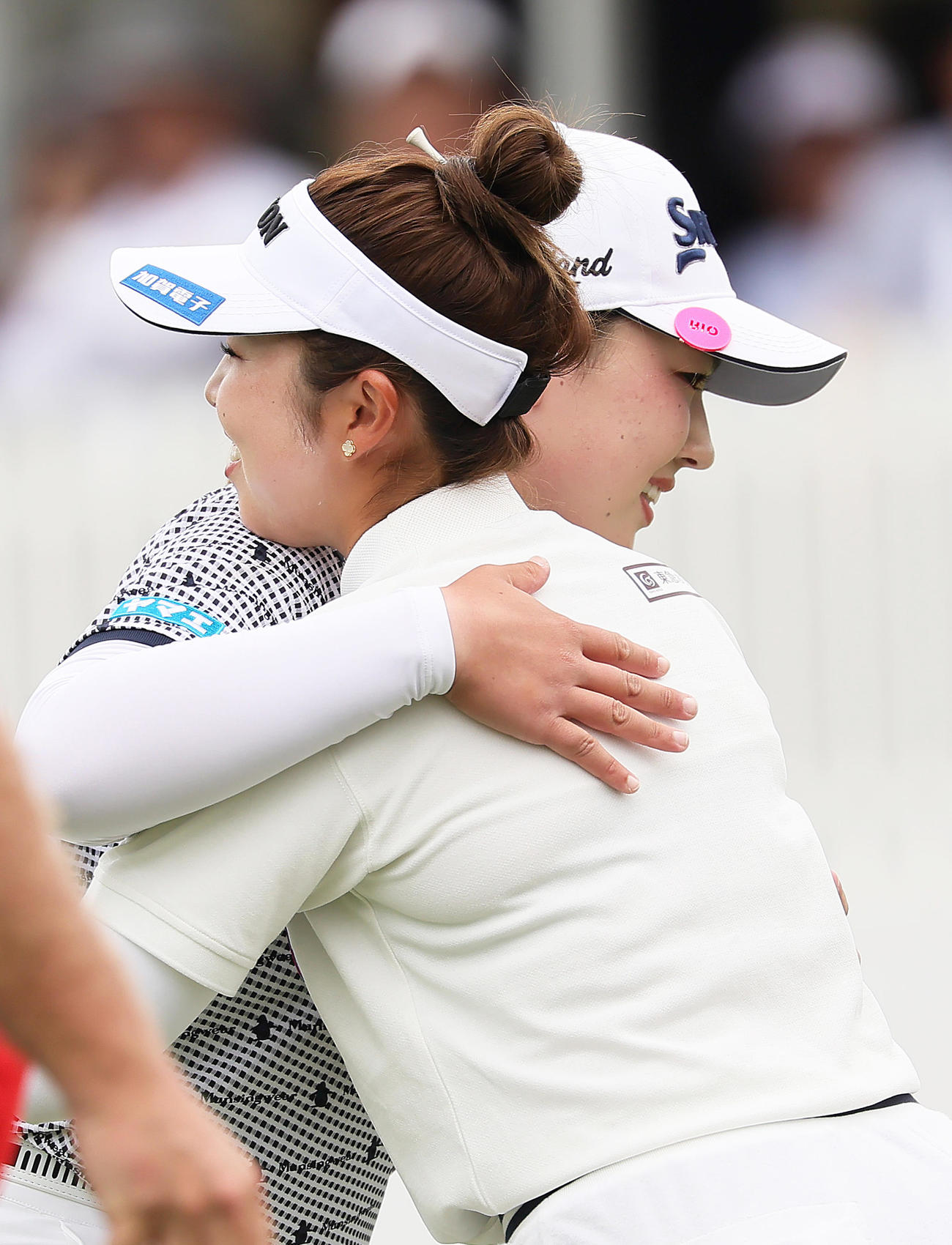 優勝を決めた竹田（左）は山下と抱き合う（撮影・足立雅史）