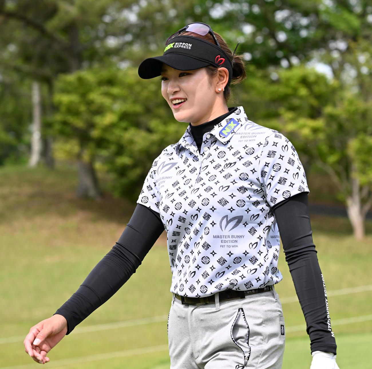 1番、笑顔でスタートする原（撮影・前岡正明）