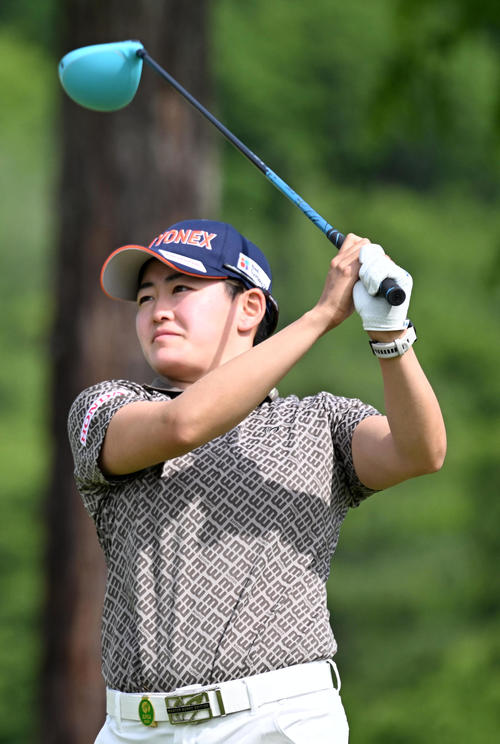 1番、ティーショットを放つ岩井明（撮影・前岡正明）