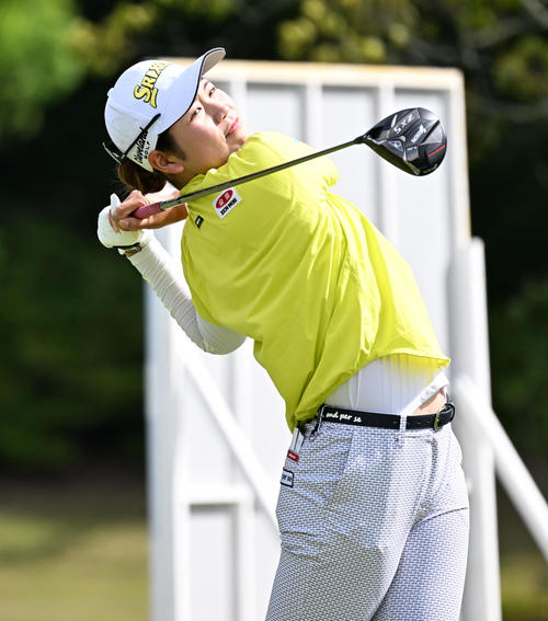 10番、ティーショットを放つ桜井（撮影・前岡正明）