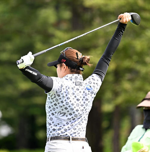 1番、ストレッチを行う原（撮影・前岡正明）