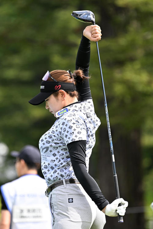 1番、ストレッチを行う原（撮影・前岡正明）