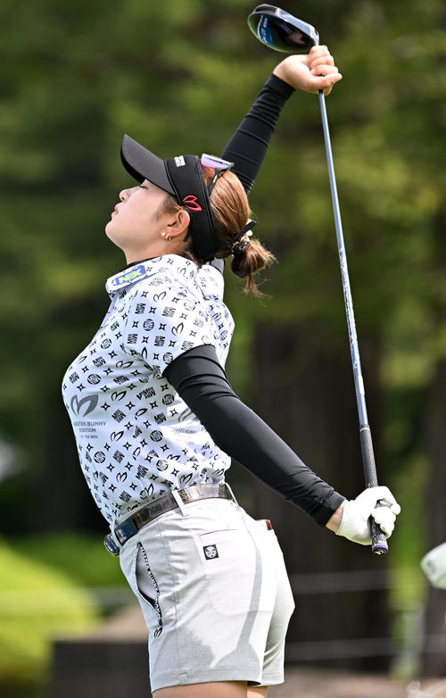 1番、ストレッチを行う原（撮影・前岡正明）