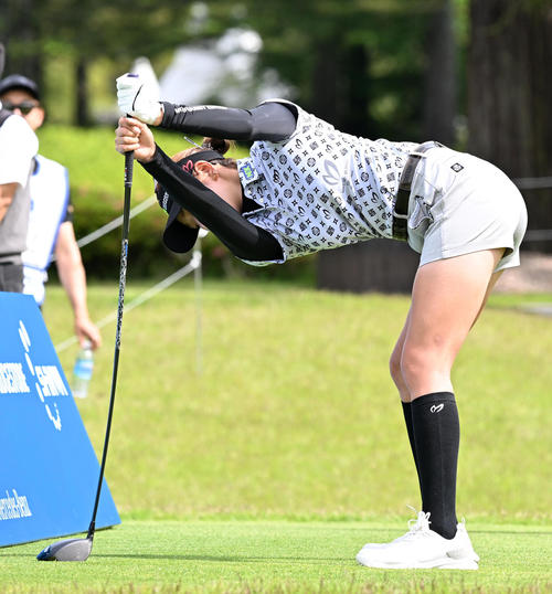 1番、ストレッチを行う原（撮影・前岡正明）