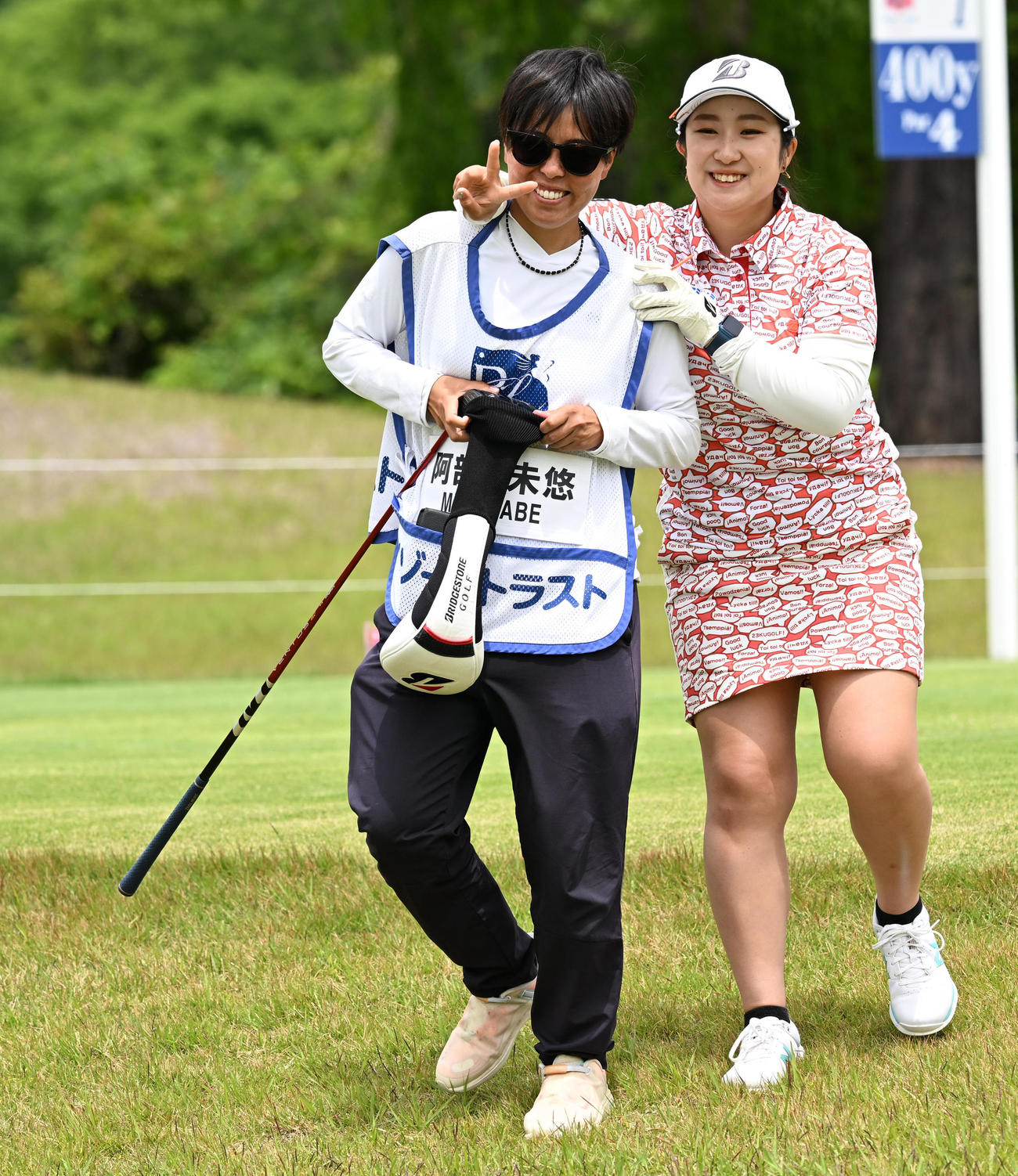 1番、キャディーと仲良くスタートする阿部（撮影・前岡正明）