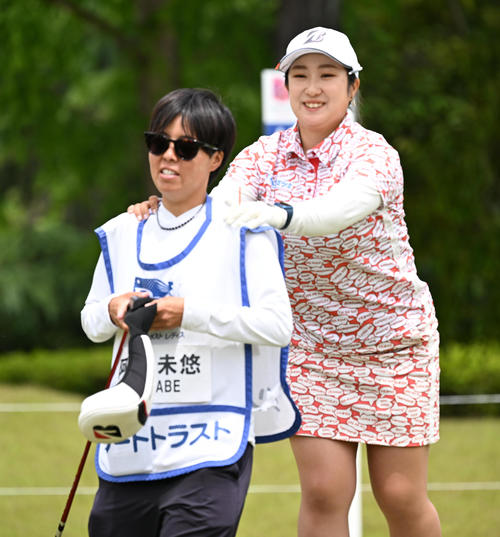1番、キャディーと仲良くスタートする阿部（撮影・前岡正明）
