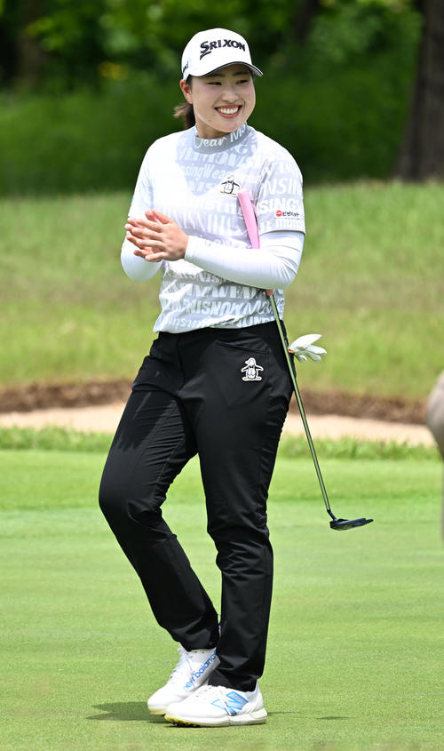 9番、アマチュア選手のプレーに拍手を送る竹田（撮影・前岡正明）