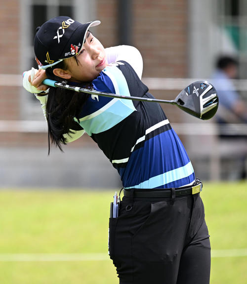 1番、ティーショットを放つ菅沼（撮影・前岡正明）