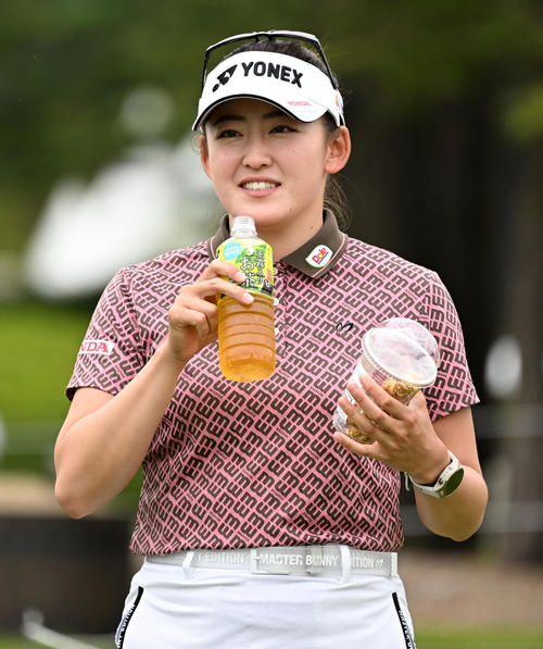 1番、笑顔を見せる岩井千（撮影・前岡正明）