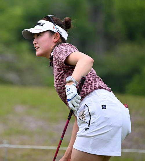 1番、ティーショットを放つ岩井千（撮影・前岡正明）
