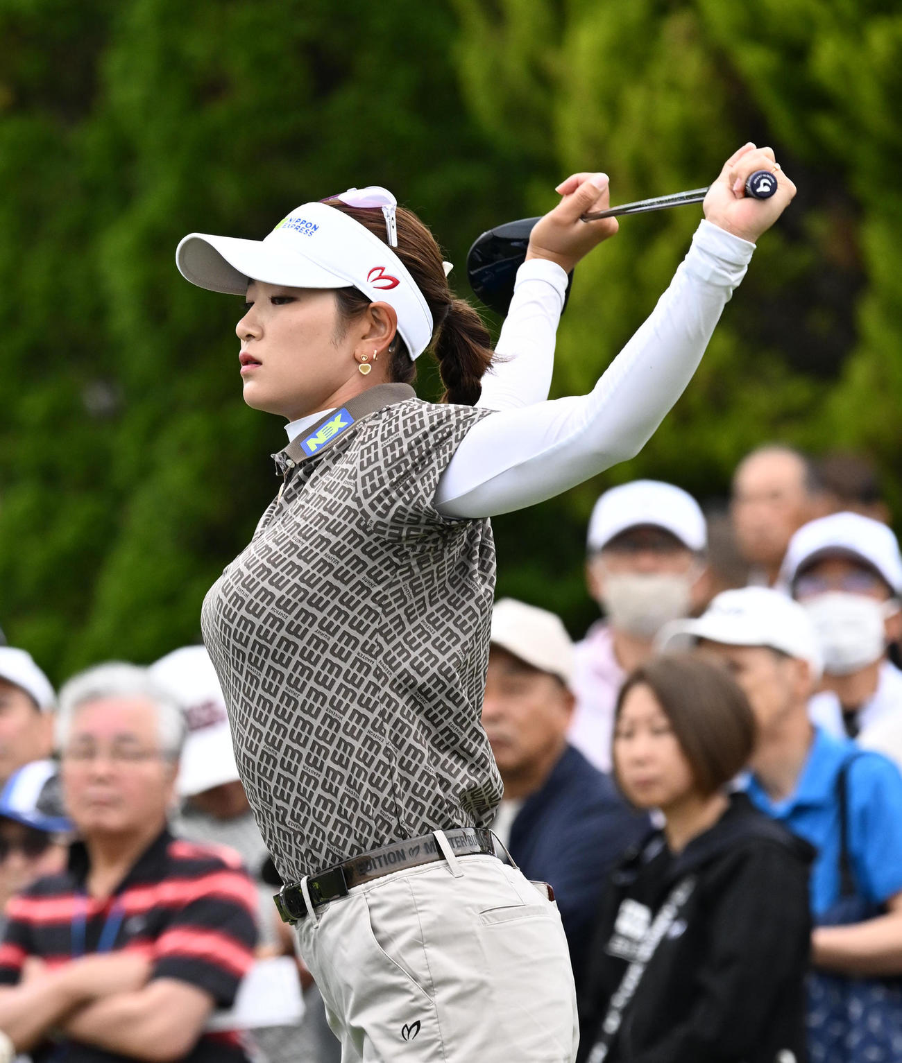 1番、ティーストレッチを行う原（撮影・前岡正明）