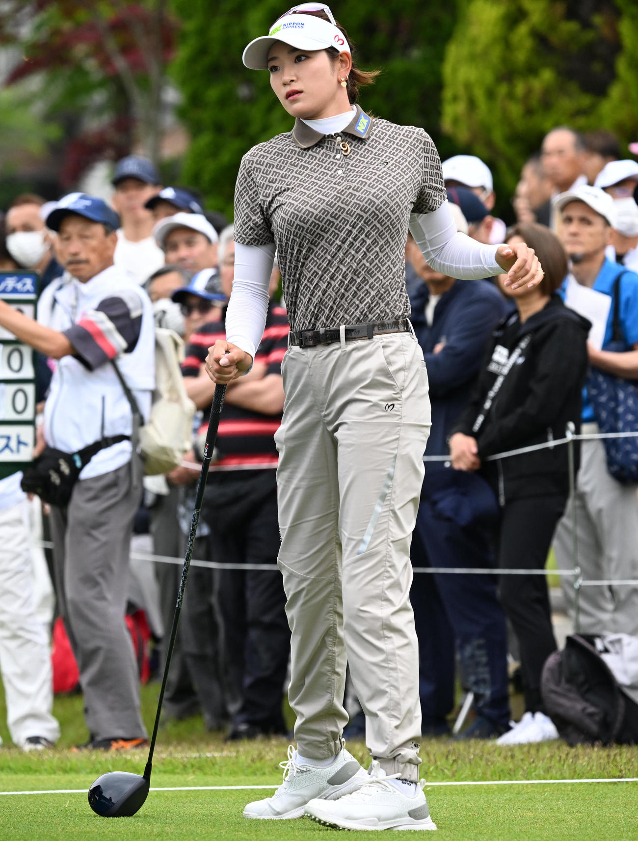 1番、ティーストレッチを行う原（撮影・前岡正明）