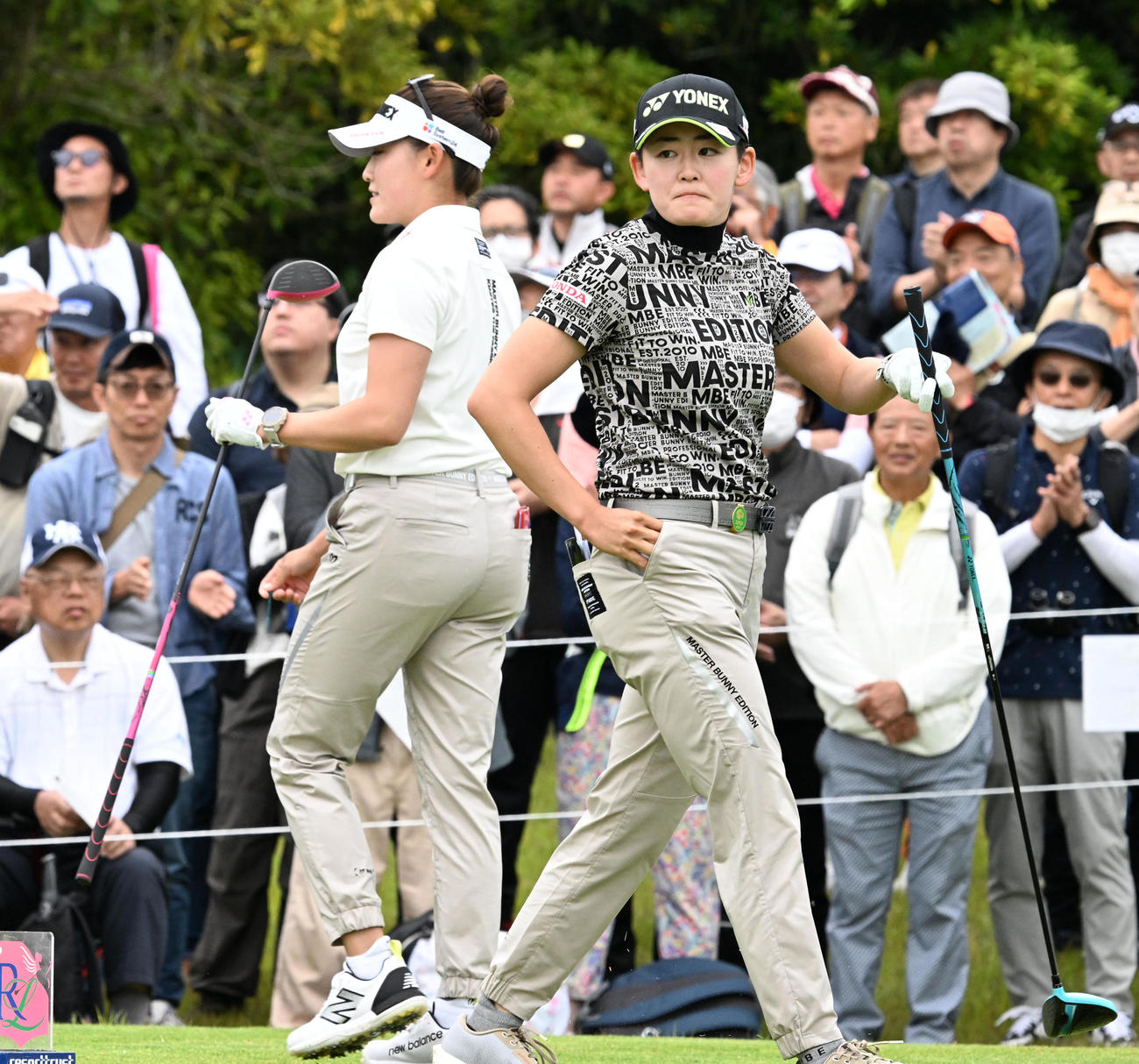 1番、ティーショットに向かう岩井明（右）。左は岩井千（撮影・前岡正明）