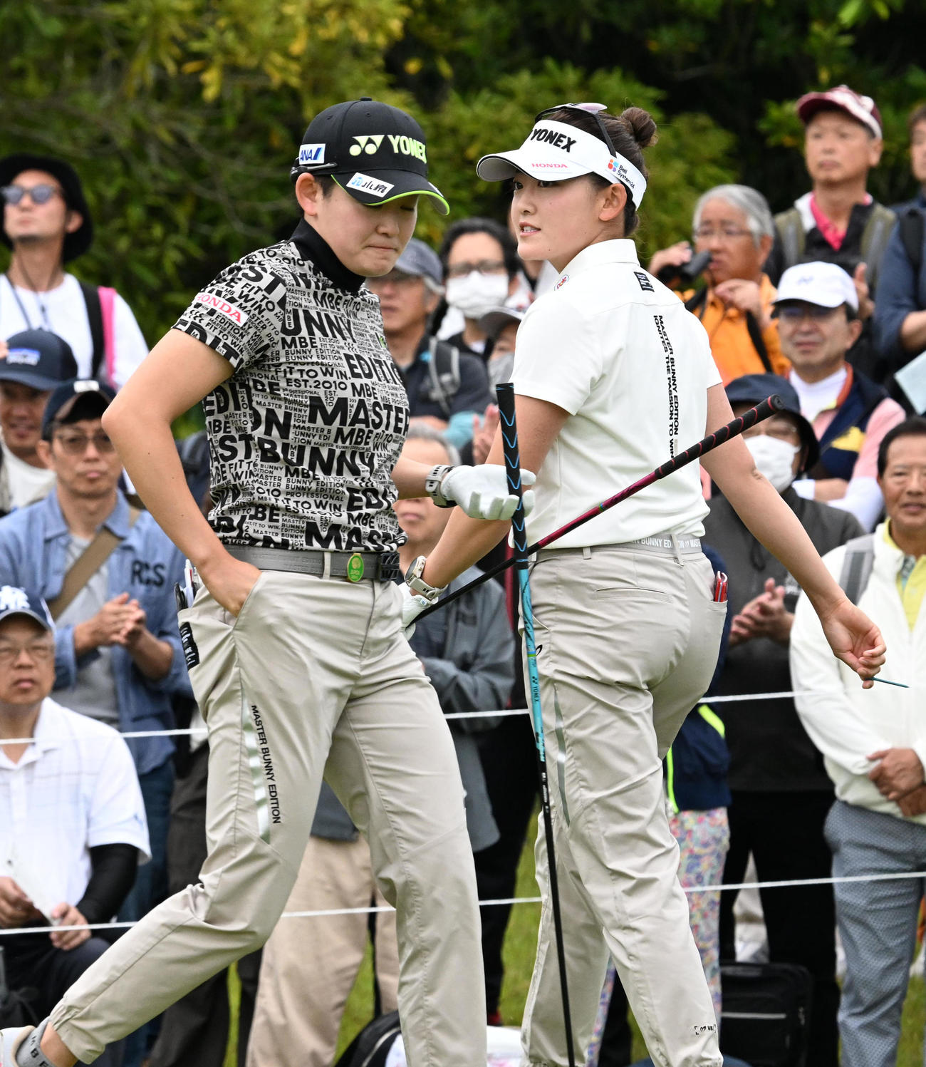 1番、ティーショットを放った岩井千（右）。左は岩井明（撮影・前岡正明）