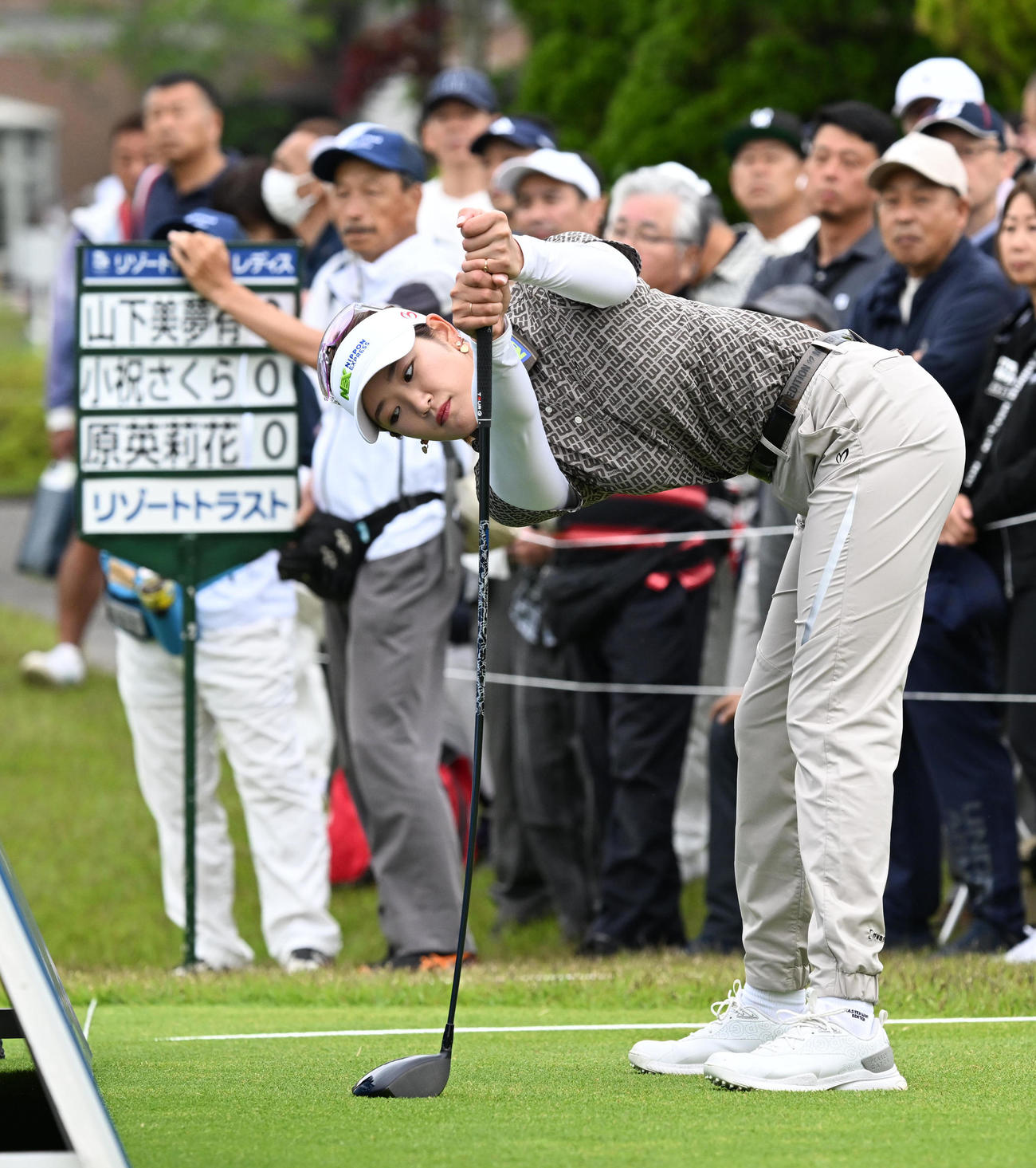 1番、ティーストレッチを行う原（撮影・前岡正明）