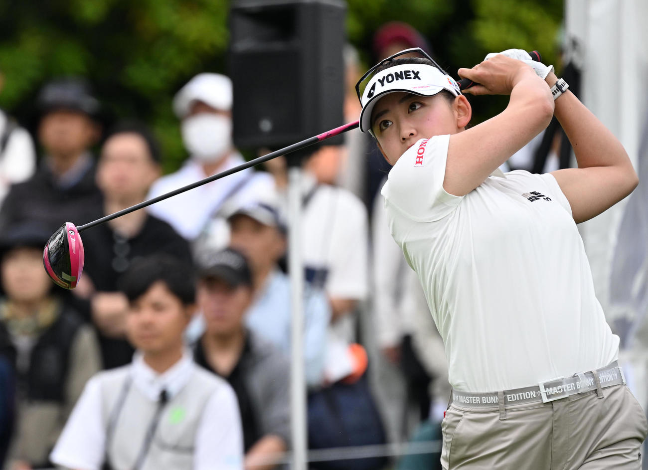 1番、ティーショットを放つ岩井千（撮影・前岡正明）