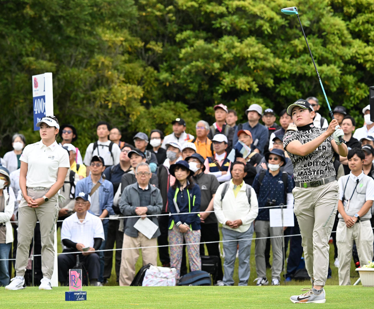 1番、ティーショットを放つ岩井明（右）。左は岩井千（撮影・前岡正明）