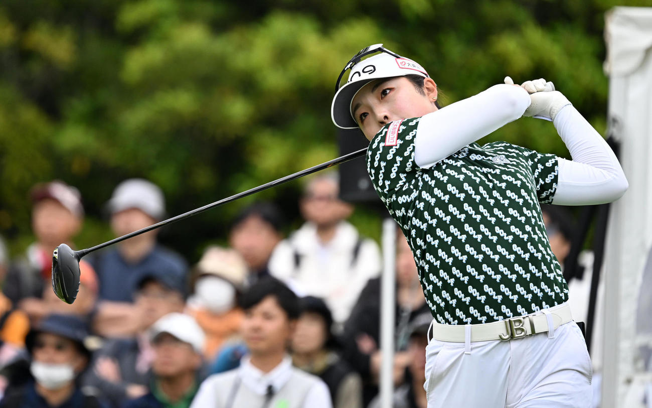 1番、ティーショットを放つ佐久間（撮影・前岡正明）