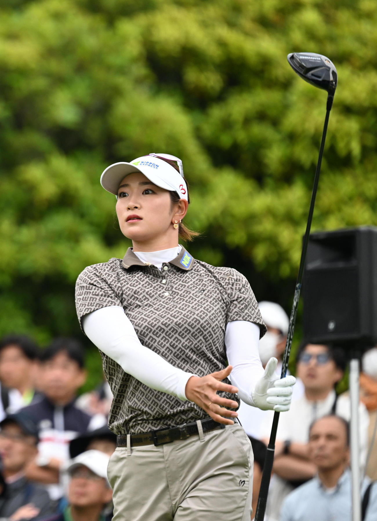 1番、ティーショットを放つ原（撮影・前岡正明）