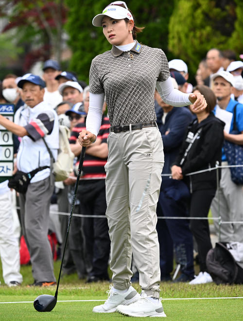 1番、ティーストレッチを行う原（撮影・前岡正明）