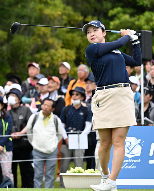 1番、ティーショットを放つ小祝さくら（撮影・前岡正明）