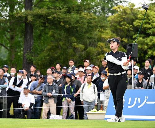 1番、ティーショットを放つ山下（撮影・前岡正明）