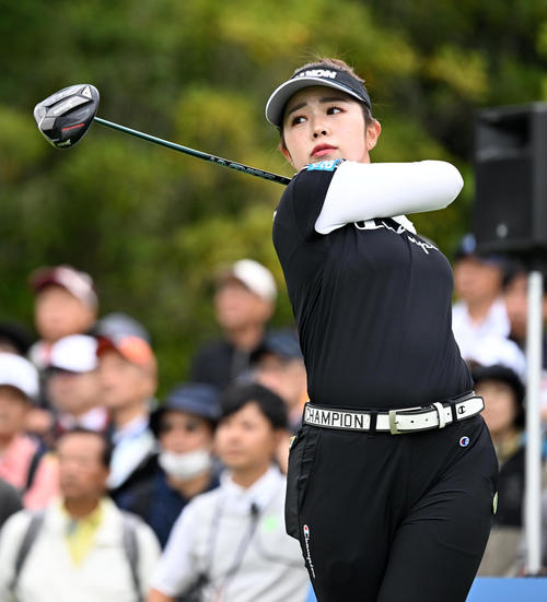 1番、ティーショットを放つ山下（撮影・前岡正明）