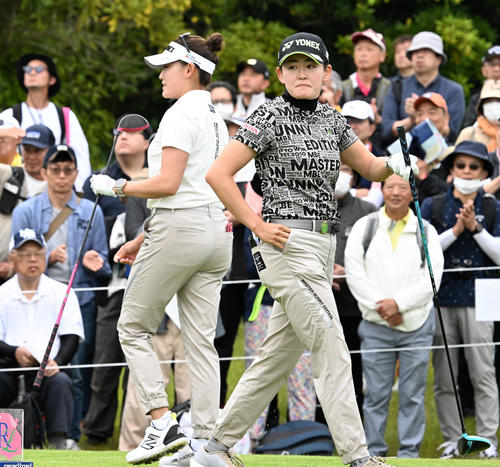 1番、ティーショットに向かう岩井明（右）。左は岩井千（撮影・前岡正明）