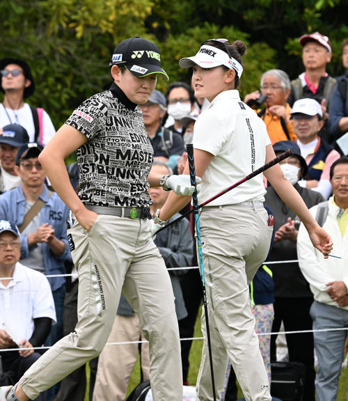 1番、ティーショットを放った岩井千（右）。左は岩井明（撮影・前岡正明）