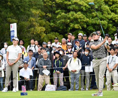 1番、ティーショットを放つ岩井明（右）。左は岩井千（撮影・前岡正明）