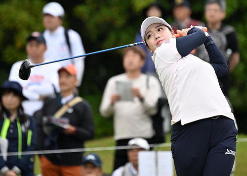 1番、ティーショットを放つ後藤（撮影・前岡正明）