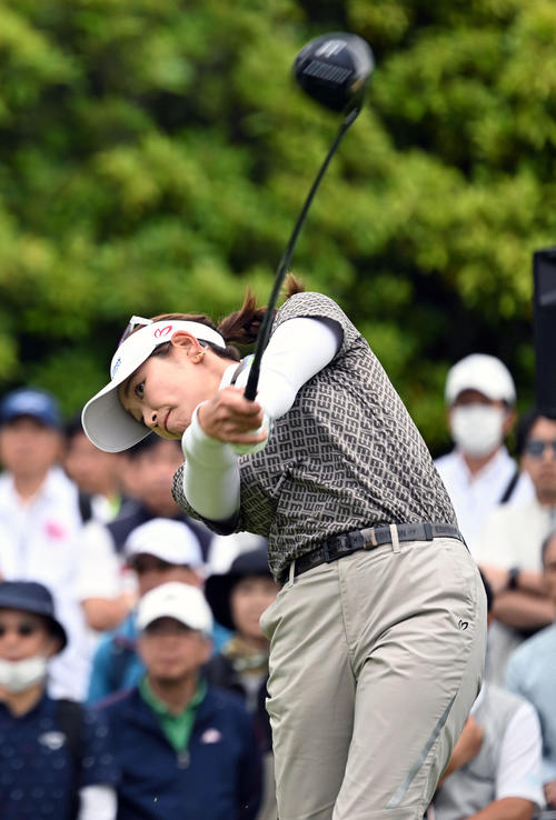 1番、ティーショットを放つ原（撮影・前岡正明）