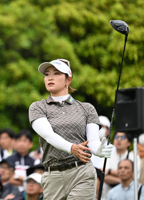 1番、ティーショットを放つ原（撮影・前岡正明）