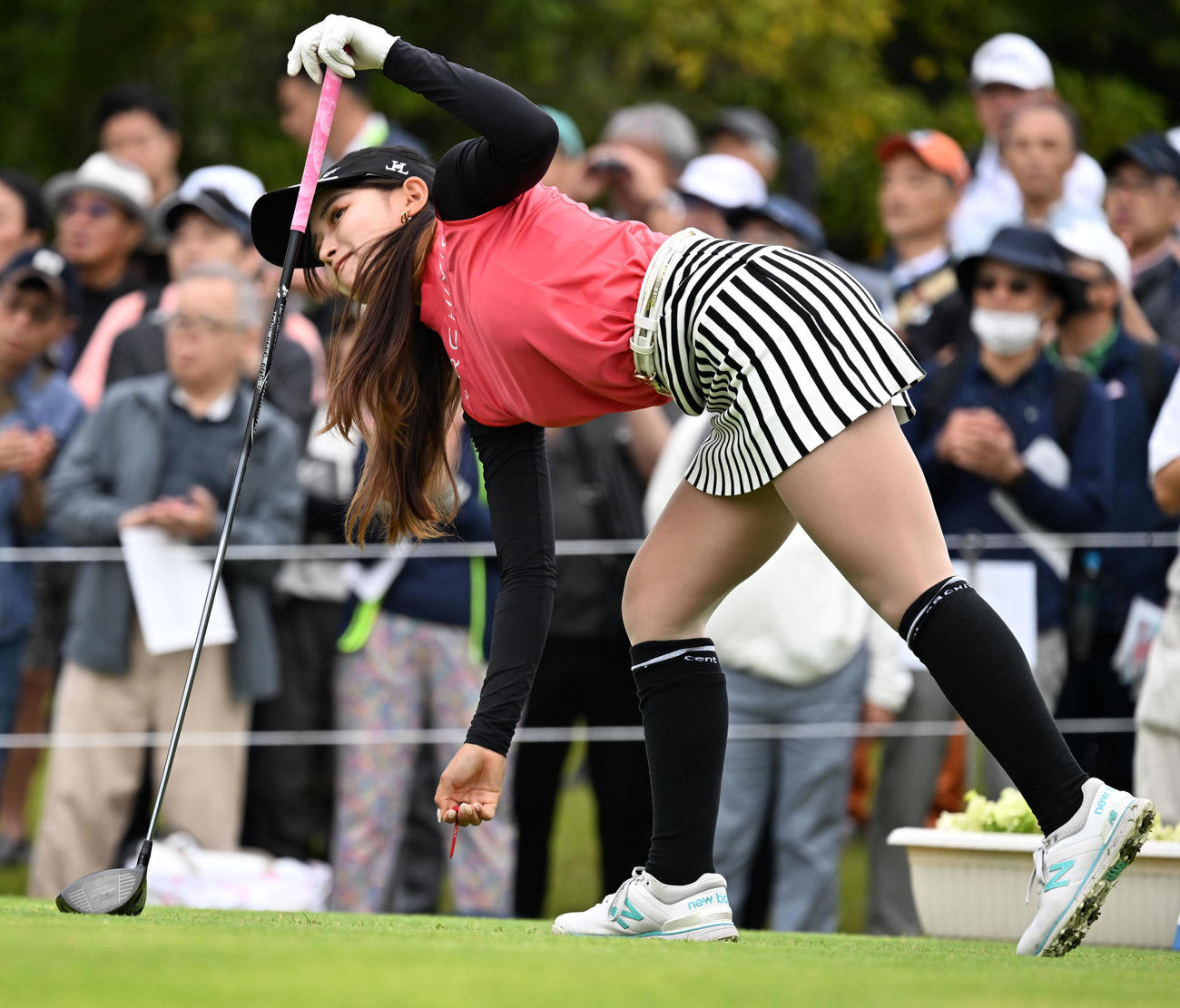 1番、ティーショットを放った臼井（撮影・前岡正明）