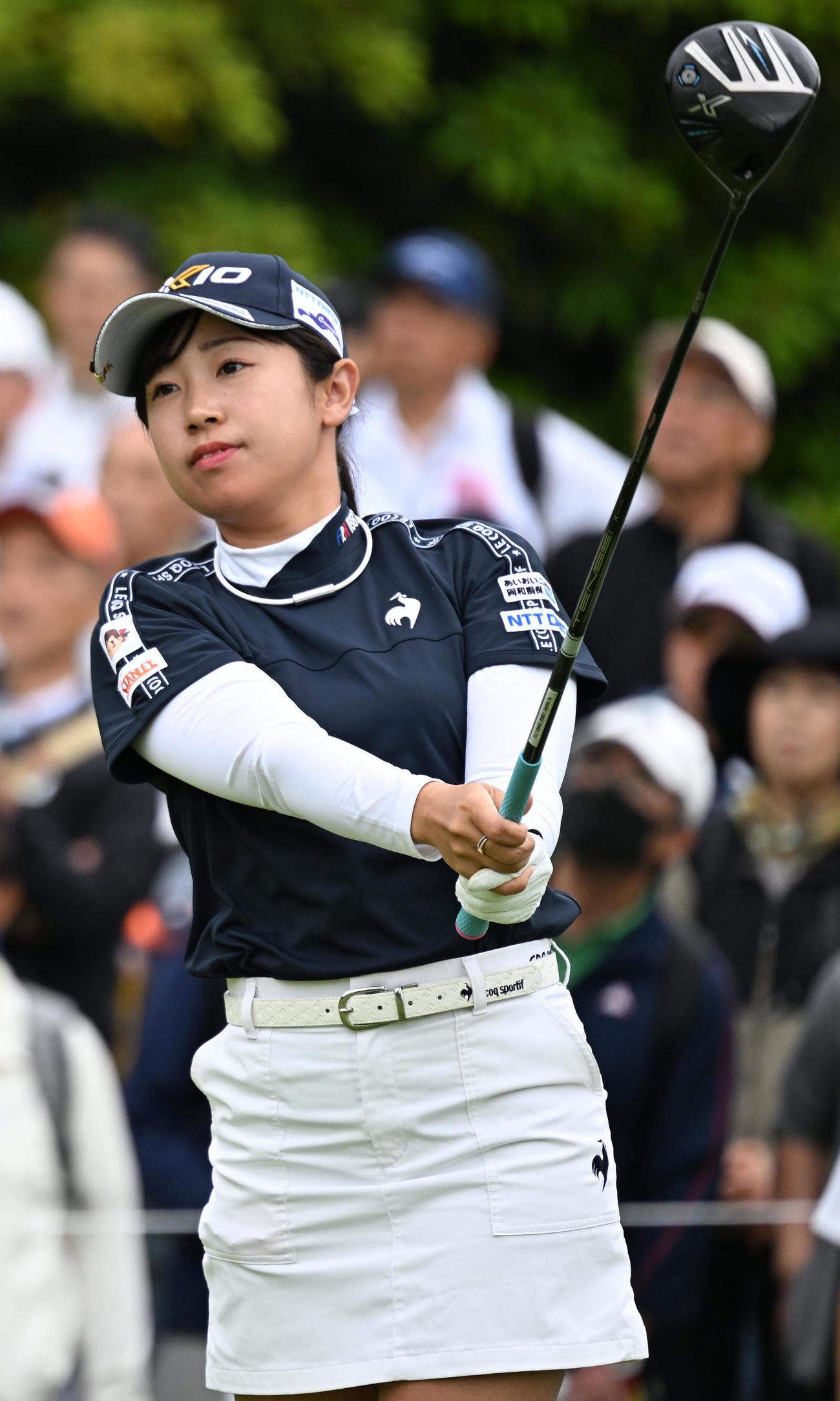 1番、ティーショットを放つ菅沼（撮影・前岡正明）