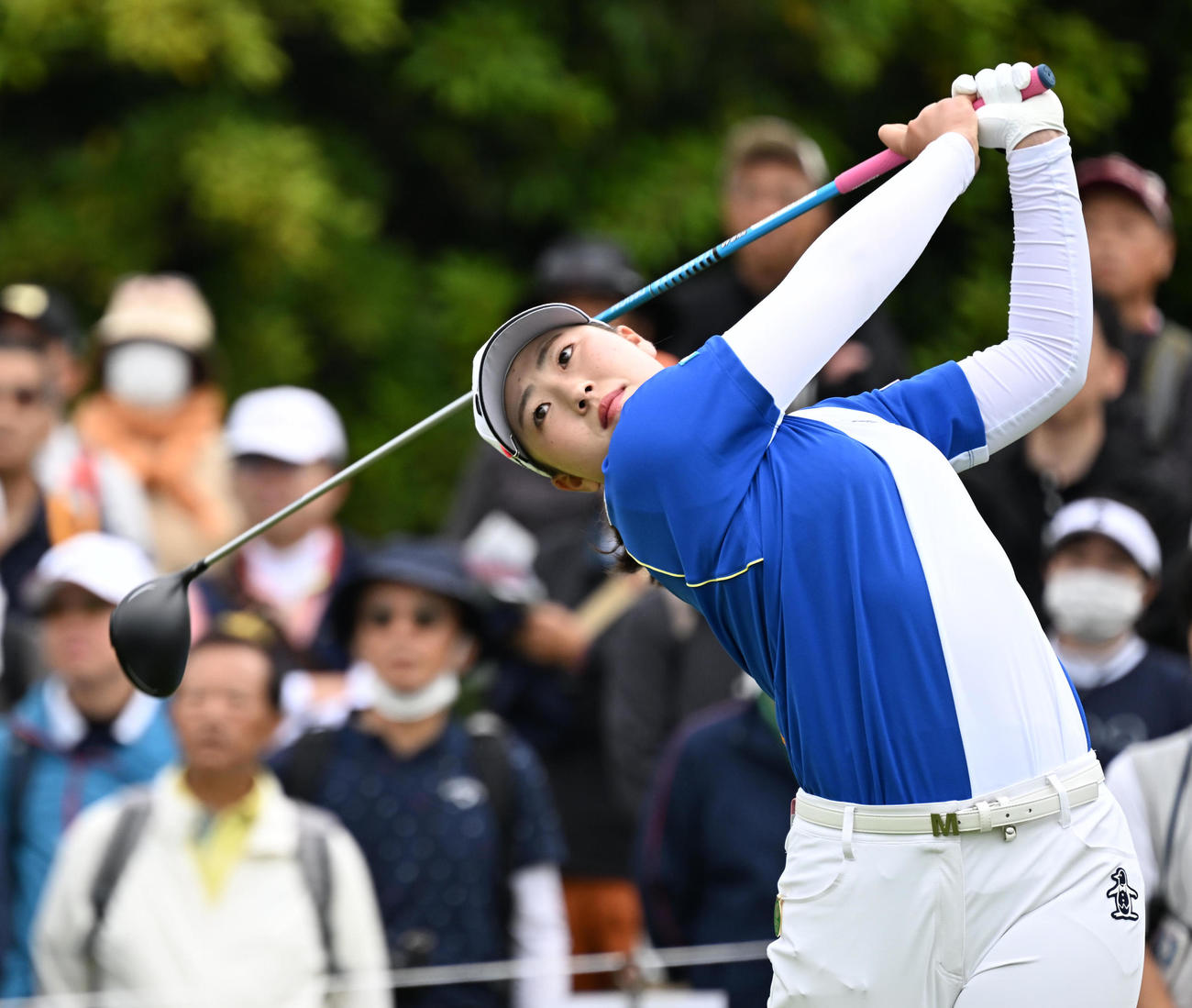 1番、ティーショットを放つ竹田（撮影・前岡正明）