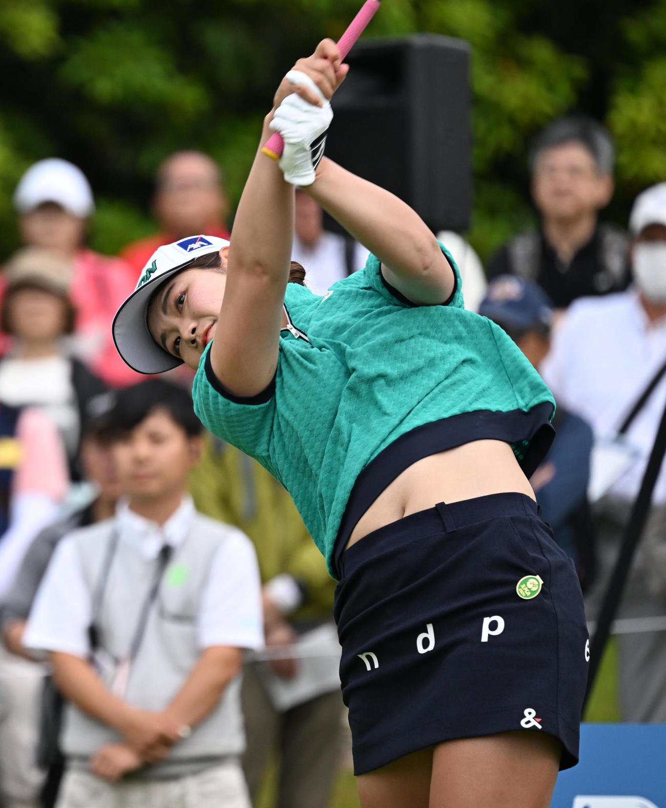 1番、ティーショットを放つ桜井（撮影・前岡正明）
