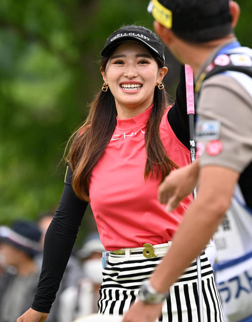 1番、笑顔でスタートする臼井（撮影・前岡正明）
