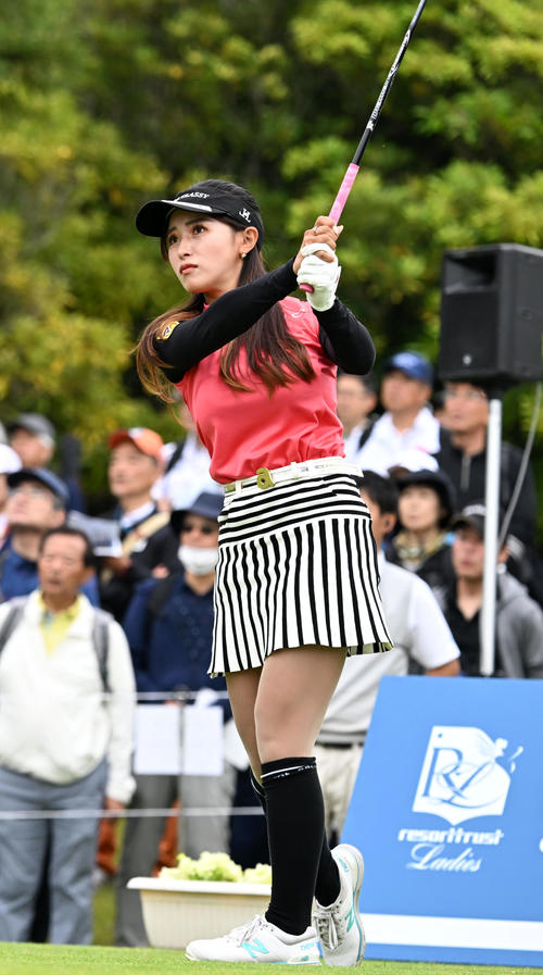 1番、ティーショットを放つ臼井（撮影・前岡正明）