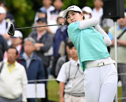 1番、ティーショットを放つ蛭田（撮影・前岡正明）