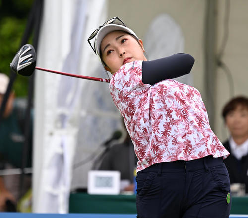 1番、ティーショットを放つ青木（撮影・前岡正明）