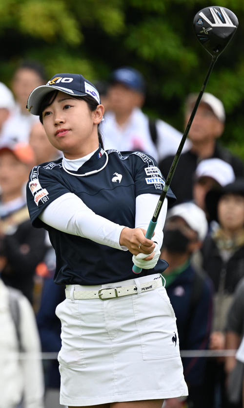 1番、ティーショットを放つ菅沼（撮影・前岡正明）