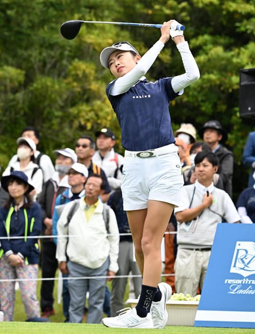 1番、ティーショットを放つ安田（撮影・前岡正明）