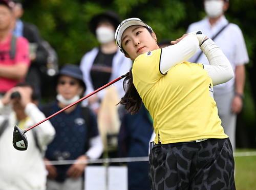 1番、ティーショットを放つ阿部（撮影・前岡正明）